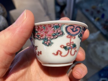 Douze tasses et soucoupes en porcelaine de Chine en bleu, blanc et famille rose, Kangxi/Yongzheng