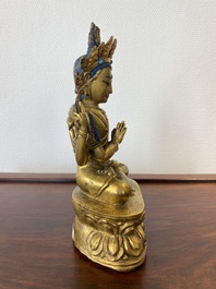 Een Sino-Tibetaanse vergulde bronzen Avalokitesvara, 17/18e eeuw