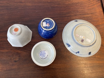 Trois pi&egrave;ces en porcelaine de Chine en bleu et blanc provenant d'&eacute;paves, &eacute;poque Transition et Jiaqing