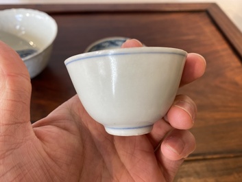 Trois bols en porcelaine de Chine en bleu et blanc, Ming