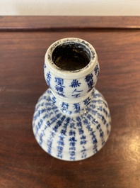 Bougeoir en porcelaine de Chine en bleu et blanc &agrave; d&eacute;cor de calligraphie, marque de Jin Yu Zhu Ji 金玉珠記, 19&egrave;me