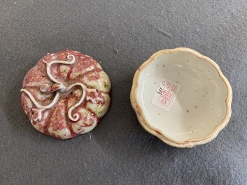 Een Chinees pompoenvormig dekseldoosje met perzikbloesemglazuur, 19e eeuw