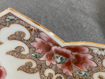 Un plat et deux coupes en forme de lotus en porcelaine de Chine famille rose, Qianlong