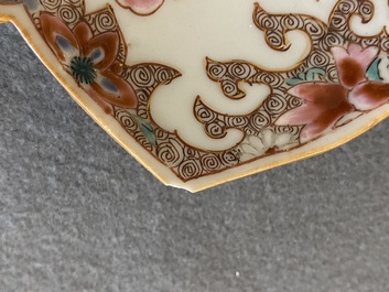 Un plat et deux coupes en forme de lotus en porcelaine de Chine famille rose, Qianlong