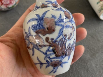 Drie Chinese famille rose en blauw-witte met koperrode vaasjes, 19/20e eeuw