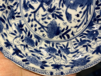 Douze tasses et soucoupes en porcelaine de Chine en bleu, blanc et famille rose, Kangxi/Yongzheng