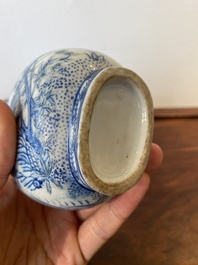 Een Chinese overglazuur gedecoreerde blauw-witte vaas op houten sokkel, 19/20e eeuw