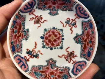 Twaalf Chinese blauw-witte en famille rose koppen en schotels, Kangxi/Yongzheng