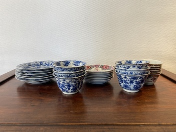 Douze tasses et soucoupes en porcelaine de Chine en bleu, blanc et famille rose, Kangxi/Yongzheng