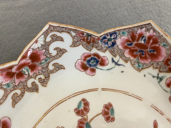 Un plat et deux coupes en forme de lotus en porcelaine de Chine famille rose, Qianlong