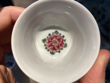 Douze tasses et soucoupes en porcelaine de Chine en bleu, blanc et famille rose, Kangxi/Yongzheng