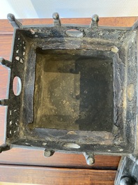 Br&ucirc;le-parfum couvert en forme de pagode carr&eacute;e en bronze &agrave; inscription, Chine, 17/18&egrave;me