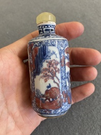 Tabati&egrave;re en porcelaine de Chine en bleu, blanc et rouge de cuivre, 19&egrave;me