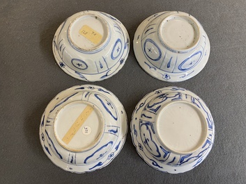 Quatre bols de type klapmuts en porcelaine de Chine en bleu et blanc de type kraak, Wanli