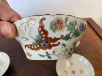 Paire de bols couverts en porcelaine de Chine famille rose &agrave; d&eacute;cor de papillons, marque de Jiaqing, 19&egrave;me