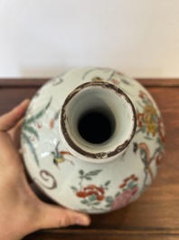 Een in Nederland beschilderde Japanse Arita fles met zgn. Amsterdams bont decor in Kakiemon-stijl, Edo, 17/18e eeuw