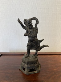 Een Chinese bronzen sculptuur van Kui Xing, Ming
