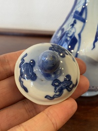 Een Chinese blauw-witte 'Xi Xiang Ji' dekselkan, Xuande merk, Kangxi