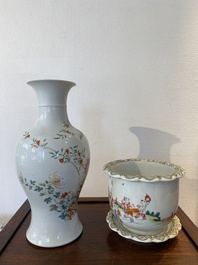 Une jardini&egrave;re sur support et un vase en porcelaine de Chine famille rose, marque de Hongxian et de Qianlong, R&eacute;publique