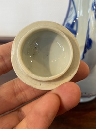 Een Chinese blauw-witte 'Xi Xiang Ji' dekselkan, Xuande merk, Kangxi