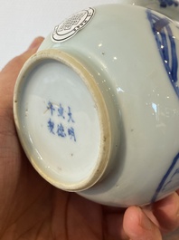 Een Chinese blauw-witte 'Xi Xiang Ji' dekselkan, Xuande merk, Kangxi