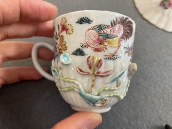 Paire de tasses et soucoupes en porcelaine de Chine famille rose &agrave; d&eacute;cor appliqu&eacute;, Yongzheng