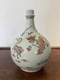 Een in Nederland beschilderde Japanse Arita fles met zgn. Amsterdams bont decor in Kakiemon-stijl, Edo, 17/18e eeuw