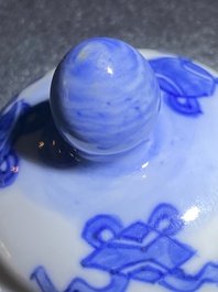 Verseuse couverte en porcelaine de Chine en bleu et blanc &agrave; d&eacute;cor 'Xi Xiang Ji', marque de Xuande, Kangxi