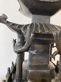 Br&ucirc;le-parfum couvert en forme de pagode carr&eacute;e en bronze &agrave; inscription, Chine, 17/18&egrave;me