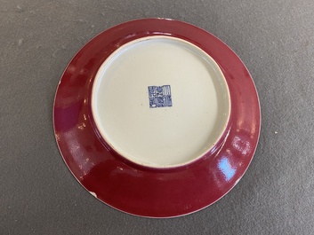 Een Chinese monochrome robijnrode schotel, Jiaqing merk en periode