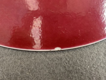 Plat en porcelaine de Chine en rouge de rubis monochrome, marque et &eacute;poque de Jiaqing