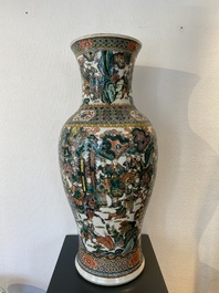 Grand vase en porcelaine de Chine famille verte &agrave; d&eacute;cor d'une sc&egrave;ne de guerre, 19&egrave;me