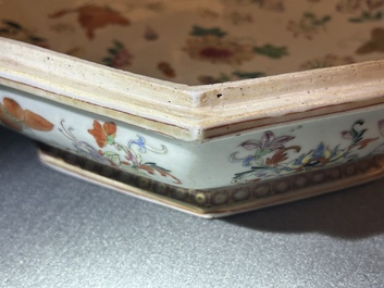 Een Chinese octagonale famille rose, ijzerrode en vergulde dekseldoos met vlinders, Yongzheng