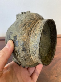 Een Chinese bronzen 'you' of rituele wijnkan, Zhou, ca. 11e-9e v.C.