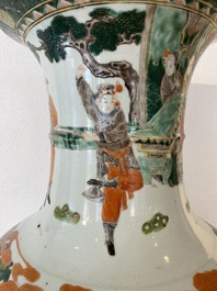 Grand vase en porcelaine de Chine famille verte &agrave; sujet narratif, marque de Kangxi, 19&egrave;me