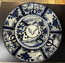 Plat en porcelaine Arita de Japon en bleu et blanc au monogramme VOC de la Compagnie des Indes, Edo, 17&egrave;me