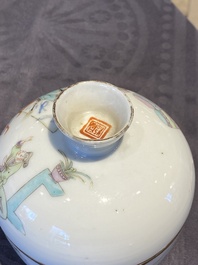 Un vase de forme carr&eacute;e en porcelaine de Chine famille verte, deux vases et un bol couvert en famille rose, 19&egrave;me