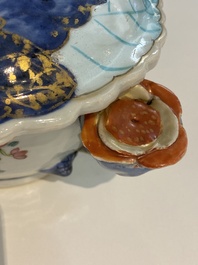 Een grote Chinese famille rose dekselterrine op onderschotel met decor van tabaksbladeren, Qianlong