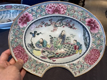 Deux plats &agrave; barbe de forme ovale en porcelaine de Chine famille rose, Yongzheng