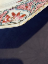 Acht Chinese octagonale famille rose borden met hanen, Qianlong