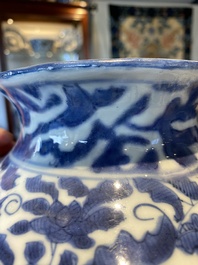 Een paar Chinese blauw-witte dekselvazen met figuratief decor, Ming