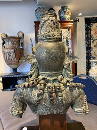 Een grote Javaanse bronzen buste van de god Shiva, Majapahit koninkrijk, Indonesi&euml;, wellicht 15/16e eeuw