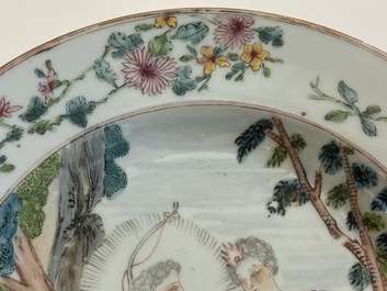 Een Chinees famille rose bord met mythologisch decor van Apollo en Daphne, Yongzheng