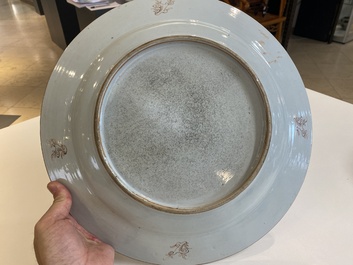 Plat en porcelaine de Chine famille rose &agrave; d&eacute;cor d'un qilin et d'un ph&eacute;nix, Yongzheng