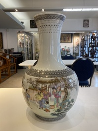 Vase de forme bouteille en porcelaine de Chine famille rose, marque de Qianlong, R&eacute;publique