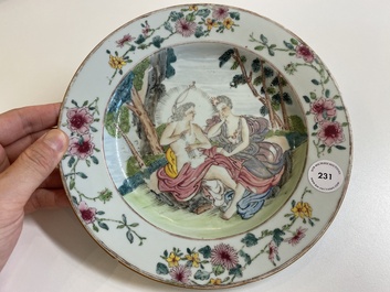 Assiette en porcelaine de Chine famille rose &agrave; d&eacute;cor mythologique d'Apollon et Daphn&eacute;, Yongzheng