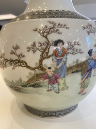 Vase de forme bouteille en porcelaine de Chine famille rose, marque de Qianlong, R&eacute;publique