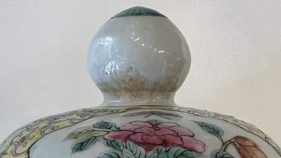 Une paire de vases couverts et une jardini&egrave;re en porcelaine de Chine famille rose, 19/20&egrave;me