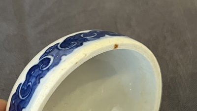 Une paire de vases en porcelaine de Chine famille rose de Canton et une paire de pots couverts en bleu et blanc, 19&egrave;me