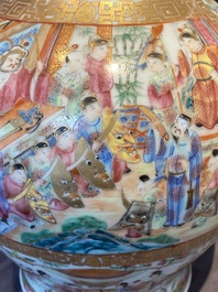 Deux paires de vases en porcelaine de Chine famille rose, 19&egrave;me